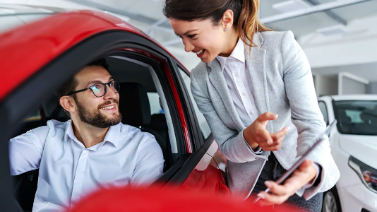 What to ask a car dealer – A car dealer selling to a customer