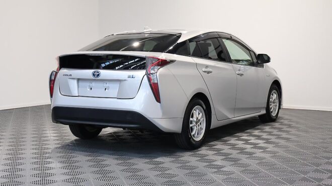 2017 Toyota Prius E Model/ Steering Wheel Controls/ Push Start image 304478