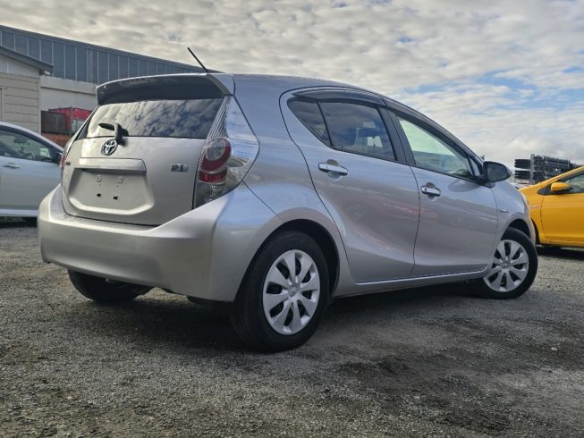 2012 Toyota Aqua G Model/ Push Start/ Reverse Camera/ Steering Wheel Controls image 285757