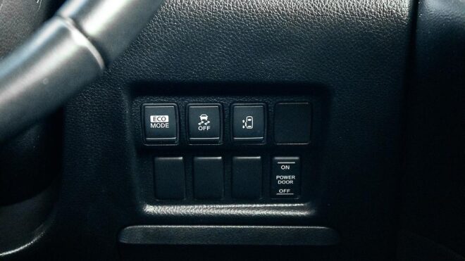 2012 Nissan Elgrand Highway Star, Reverse camera 7 seater image 311103