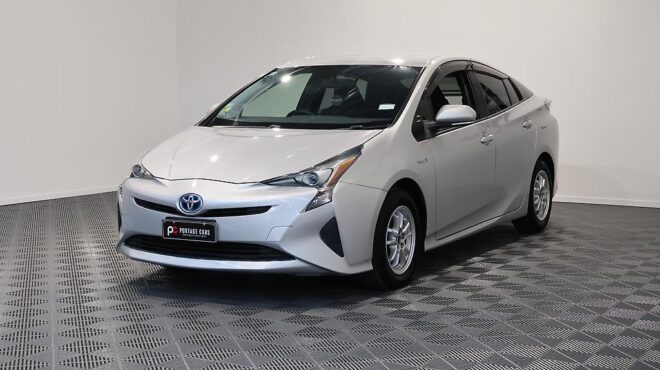2017 Toyota Prius E Model/ Steering Wheel Controls/ Push Start image 304477