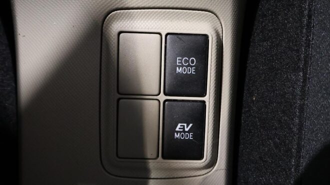 2012 Toyota Aqua G Model/ Push Start/ Reverse Camera/ Steering Wheel Controls image 318031