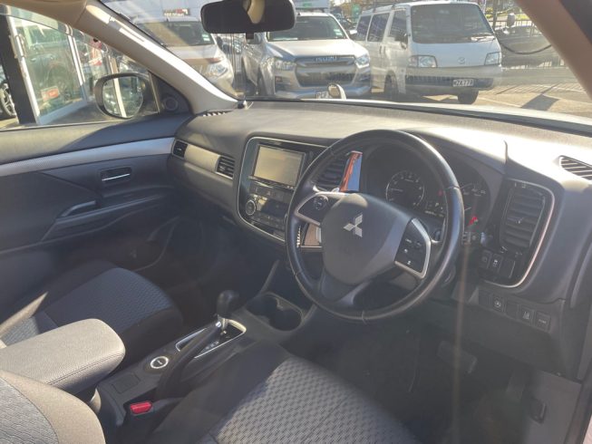 2013 Mitsubishi Outlander 24G Safety Package 4WD – 7 Seater image 294014