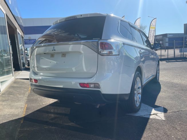 2013 Mitsubishi Outlander 24G Safety Package 4WD – 7 Seater image 294007