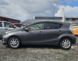 2012 Toyota Aqua G Model Push Start and Reversing Camera image 297928
