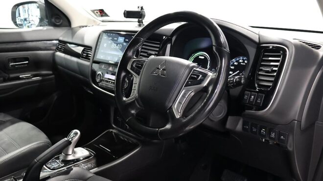 2016 Mitsubishi Outlander PHEV – High Spec – Low KMS image 306883