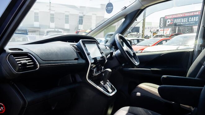 2017 Nissan Serena Highwaystar V Selection Hybrid, Dual Power Sliding Doors image 310703