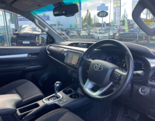 2020 Toyota Hilux SR5 TD DC 2.8DT image 300077