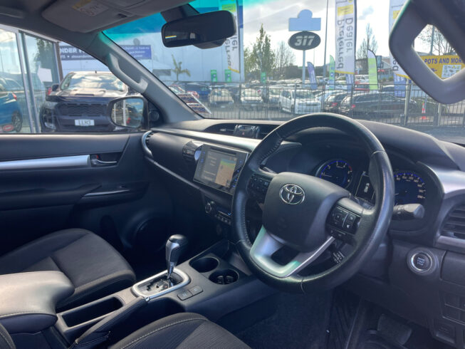 2020 Toyota Hilux SR5 TD DC 2.8DT image 300077