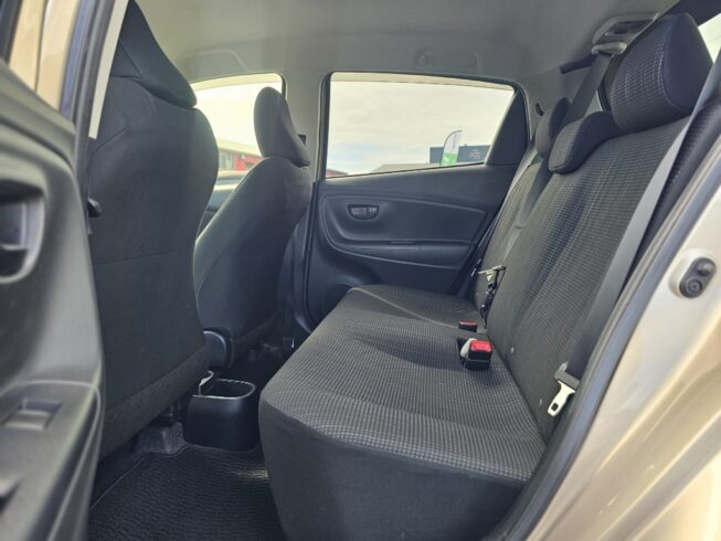 2016 Toyota Vitz F model image 299687