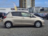 2016 Toyota Vitz F model image 299677