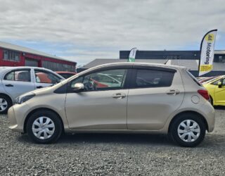 2016 Toyota Vitz F model image 299680