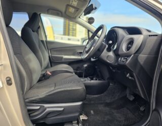 2016 Toyota Vitz F model image 299681