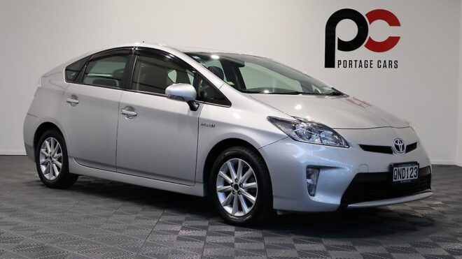 2014 Toyota Prius S Model, Low KMS, Alloy Wheels image 302838