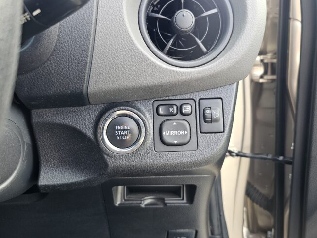 2016 Toyota Vitz F model image 299682