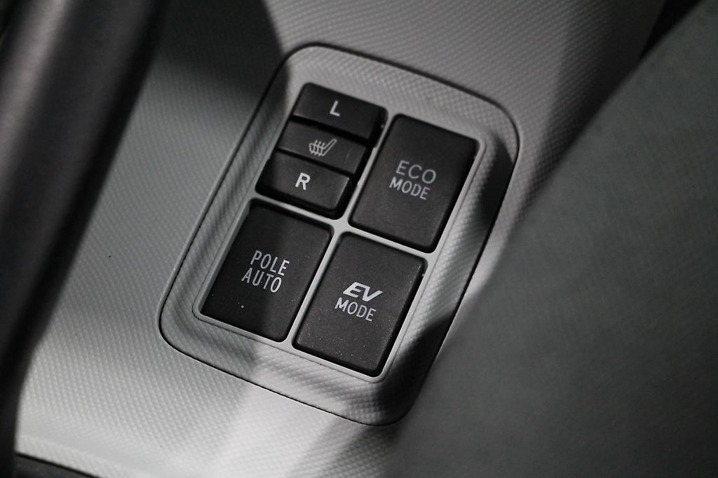 2012 Toyota Aqua S Smart Entry Pkg, Push Start, Reverse Camera, Heated Seats image 308033