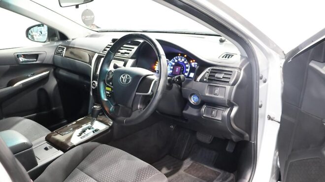 2013 Toyota Camry Hybrid G Package, Cruise Control- Factory Alloys image 304252
