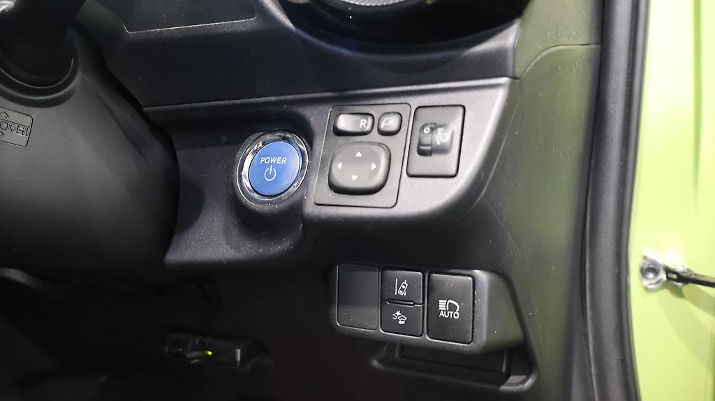 2018 Toyota Aqua S Model, Push Start, Lane Departure Warning – Auto Headlights image 304169