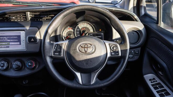 2014 Toyota Vitz F spec, Reverse camera,push button start image 306576