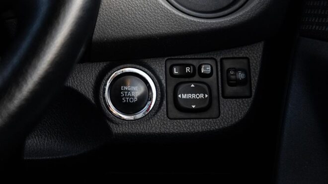 2014 Toyota Vitz F spec, Reverse camera,push button start image 306582