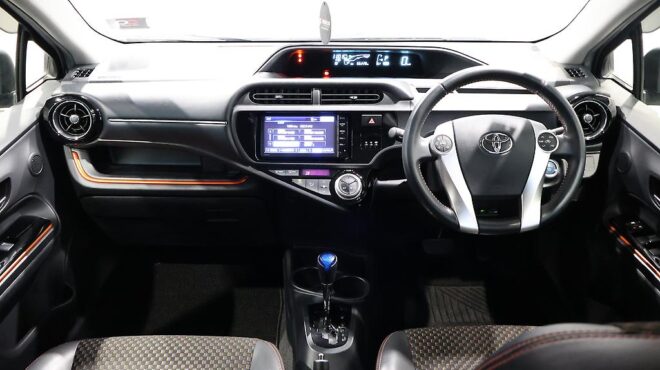 2015 Toyota Aqua Hybrid – X Urban, Push Start, Reverse Camera image 305336