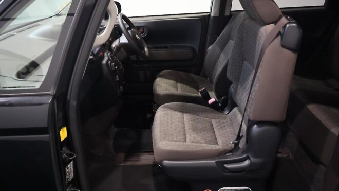 2015 Toyota Spade F Package, Push Start, Reverse Camera, Electric Sliding Door image 310879