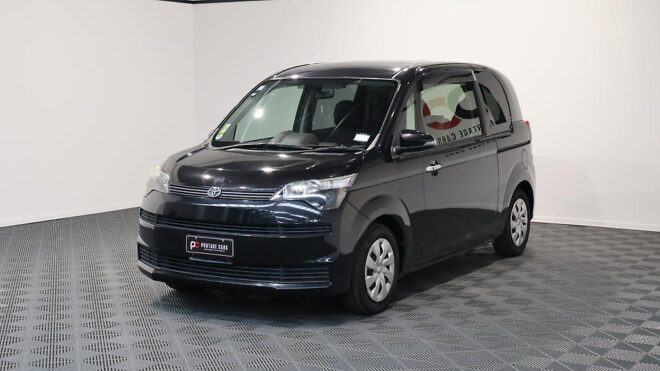 2015 Toyota Spade F Package, Push Start, Reverse Camera, Electric Sliding Door image 310873