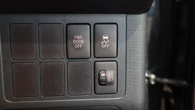 2015 Toyota Spade F Package, Push Start, Reverse Camera, Electric Sliding Door image 310889