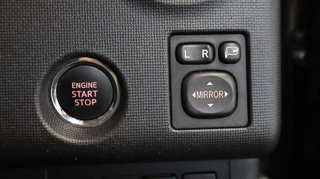 2015 Toyota Spade F Package, Push Start, Reverse Camera, Electric Sliding Door image 310888