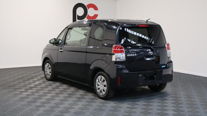 2015 Toyota Spade F Package, Push Start, Reverse Camera, Electric Sliding Door image 310876