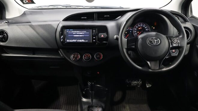 2016 Toyota Vitz 1.3 Push Start, Reverse Camera image 309499