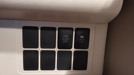 2012 Toyota Spade Power Sliding Door image 320111