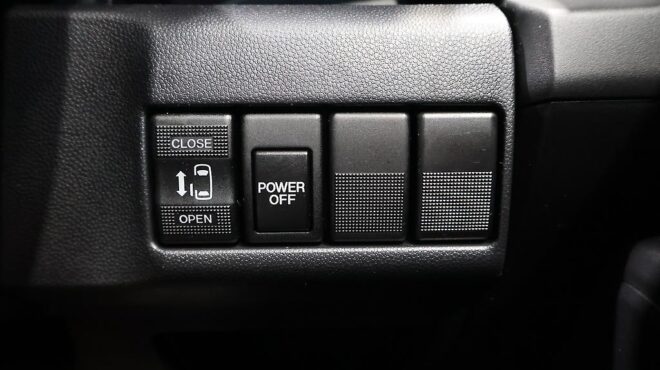 2016 Mazda Premacy 20S Skyactiv/ Reverse Camera/ Electric Slide Door image 320349