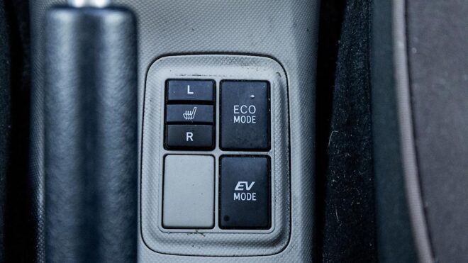 2012 Toyota Aqua G Model/ Push Start/ Reverse Camera/ Alloy Wheels/ Hybrid image 320208