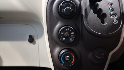 2012 Toyota Spade Power Sliding Door image 320106