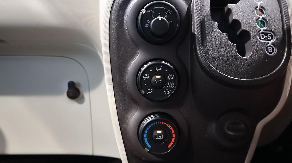 2012 Toyota Spade Power Sliding Door image 320106