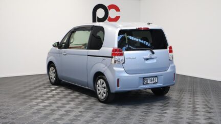 2012 Toyota Spade Power Sliding Door image 320100