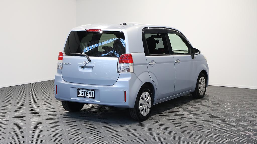 2012 Toyota Spade Power Sliding Door image 320101