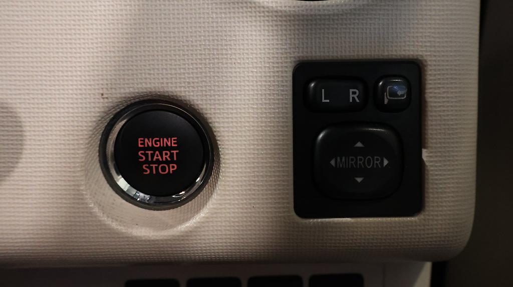 2012 Toyota Spade Power Sliding Door image 320105