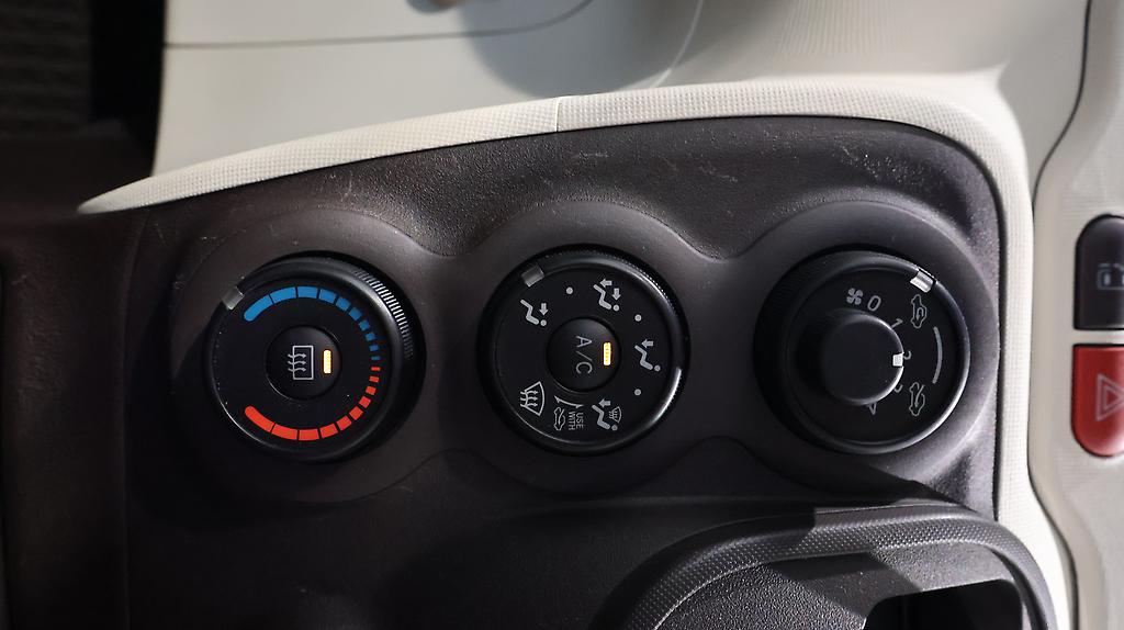 2012 Toyota Spade Power Sliding Door image 320107