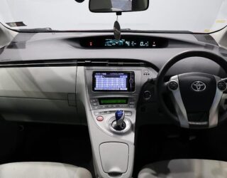2014 Toyota Prius Climate control – Steering wheel controls image 321752