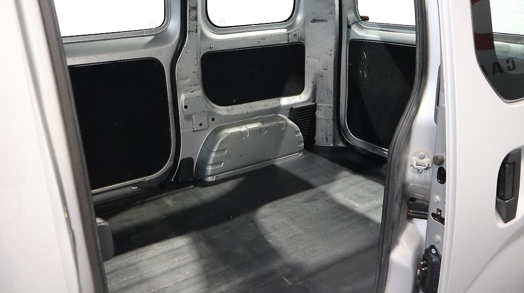 2010 Nissan Nv200 Alloy Wheels – Roof Racks image 325107