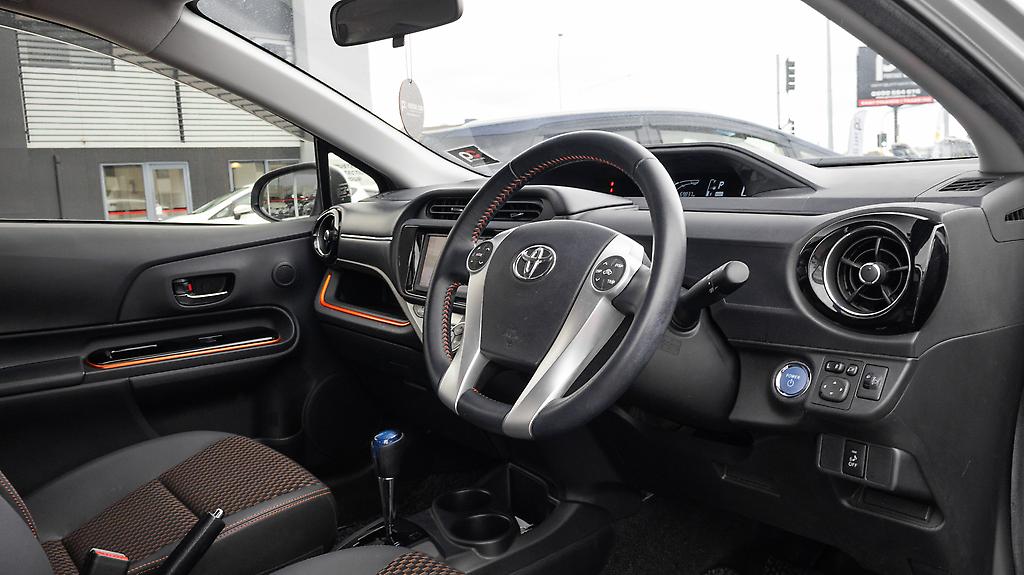 2015 Toyota Aqua X- Urban F spec image 324270