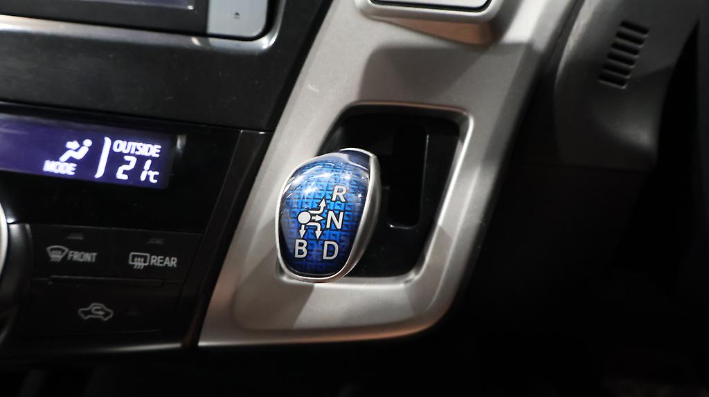 2012 Toyota Prius ALPHA HYBRID 7 Seater image 324127