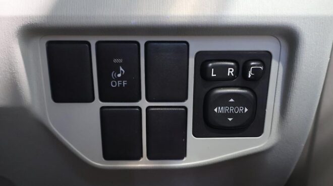 2014 Toyota Prius Climate control – Steering wheel controls image 321758