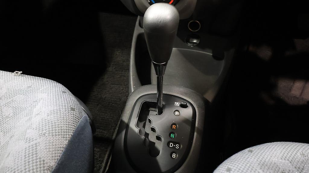 2010 Toyota Vitz image 325321