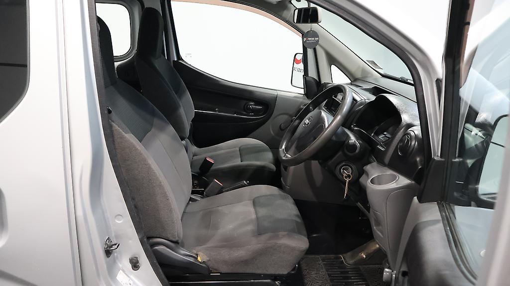 2010 Nissan Nv200 Alloy Wheels – Roof Racks image 325109