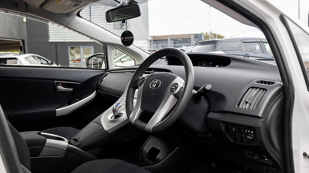 2014 Toyota Prius F spec, Hybrid, Push start image 324311