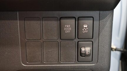 2013 Toyota Spade X – Power Sliding Door easy access image 328127