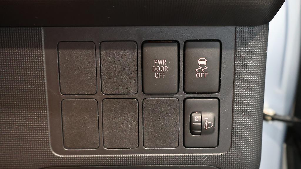 2013 Toyota Spade X – Power Sliding Door easy access image 328127